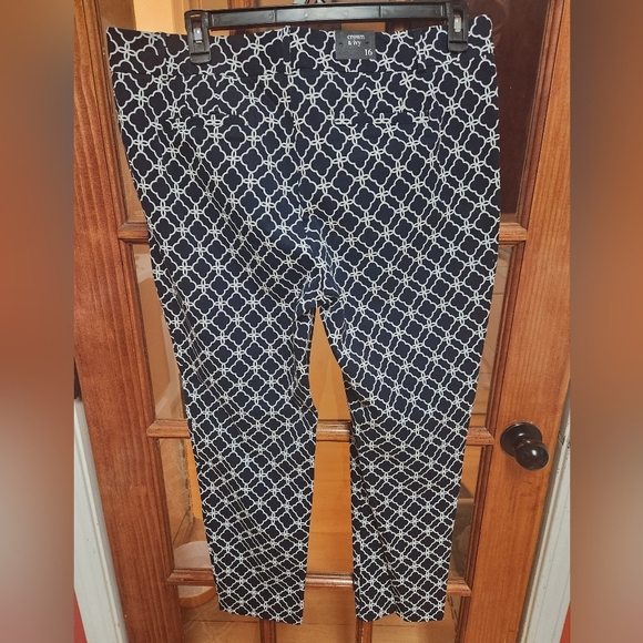 Crown & Ivy Navy and White Cropped Pants - Picture 2 of 4